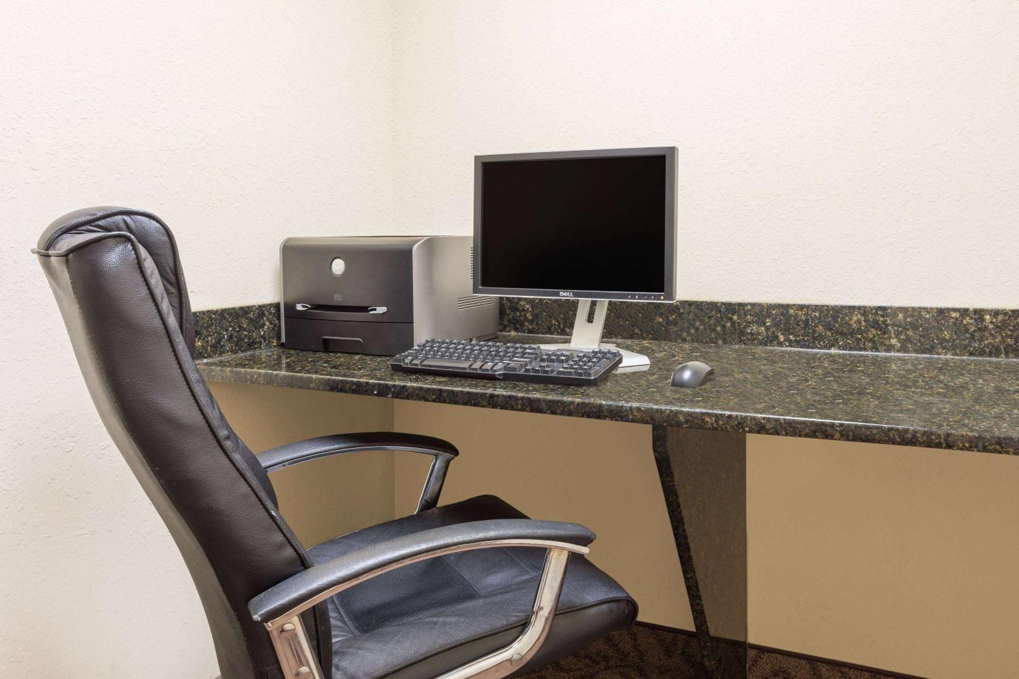 Days Inn By Wyndham Semmes Mobile Buitenkant foto